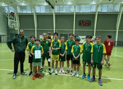 Zacięta Walka na Parkiecie – Międzyszkolny Turniej w Koszykówkę