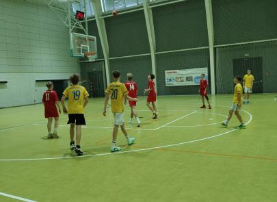 Zacięta Walka na Parkiecie – Międzyszkolny Turniej w Koszykówkę