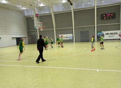 Zacięta Walka na Parkiecie – Międzyszkolny Turniej w Koszykówkę