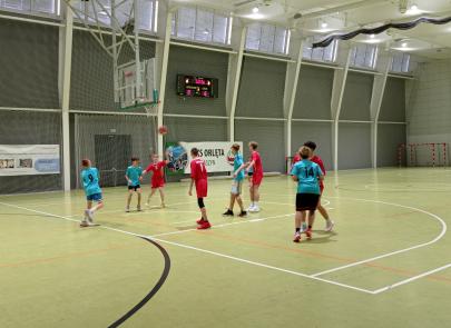 Zacięta Walka na Parkiecie – Międzyszkolny Turniej w Koszykówkę