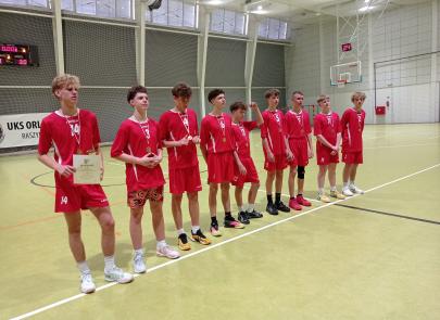 Zacięta Walka na Parkiecie – Międzyszkolny Turniej w Koszykówkę