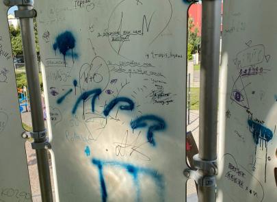 Zniszczone atrakcje placu zabaw