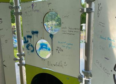 Zniszczone atrakcje placu zabaw