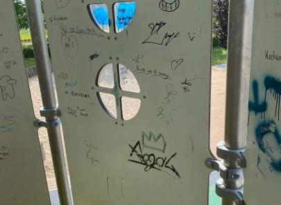 Zniszczone atrakcje placu zabaw