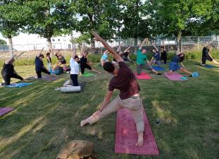Joga w plenerze — lipiec pełen relaksu!