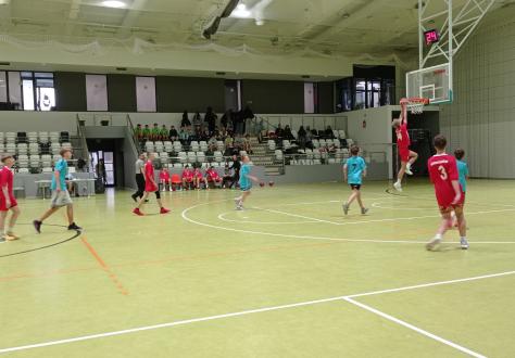 Zacięta Walka na Parkiecie – Międzyszkolny Turniej w Koszykówkę